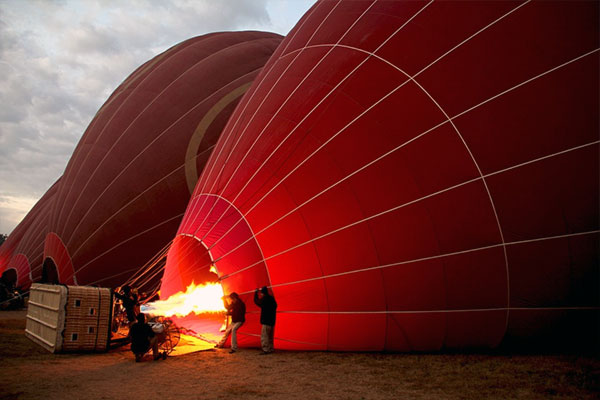 Calentando el aire del interior del globo con los quemadores - Peggy_Marco para Pixabay.com