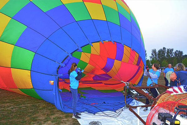 Llenando un globo con ventiladores - Kirt Edblom para Flickr.com